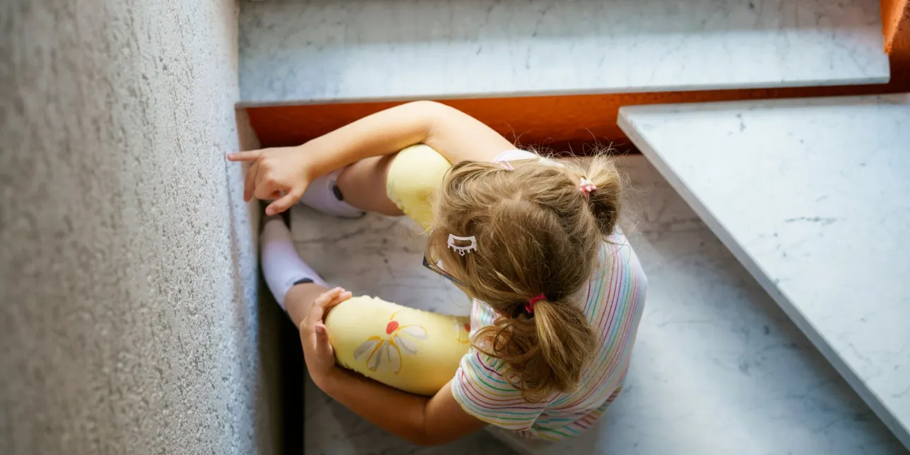 barn som sitter i ett hörn