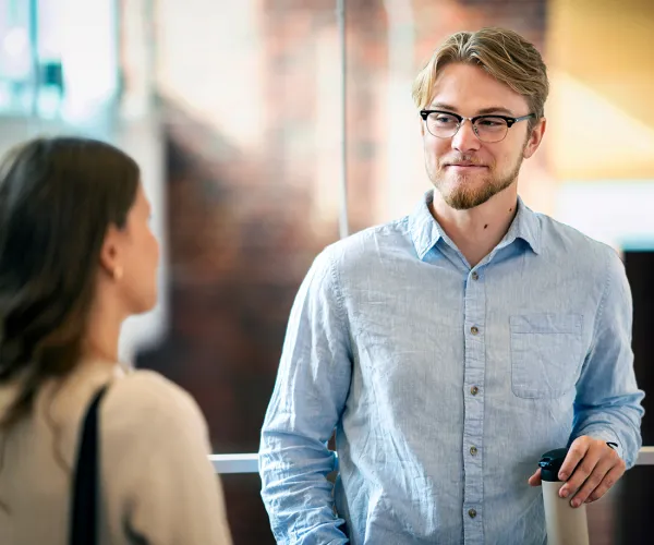 Två studenter samtalar. Foto.