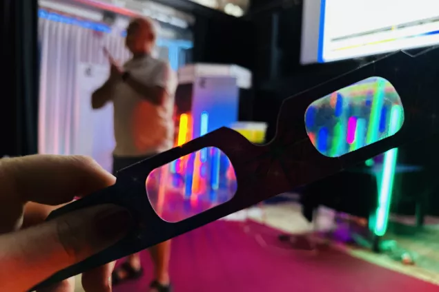 quantumshow.jpg Gitterglasögon som används under Quantumshowen och visar hur ljus kommer i många våglängder. Foto.
