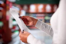 Foto på kvinna med kvitto.