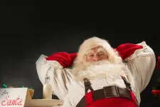 Foto på jultomte som lutar sig bakåt med händerna bakom huvudet