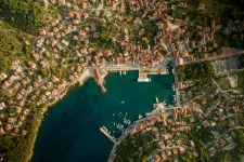 Flygbild av vik och stad