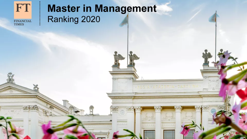 Universitetshuset, med blå himmel bakom och blommor i förgrunden. Text upp till vänster i bild, som lyder: "FT, Financial Times. Master in Management. Ranking 2020."