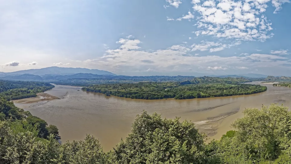 En flod och djungel i Colombia. Foto: Pixabay.