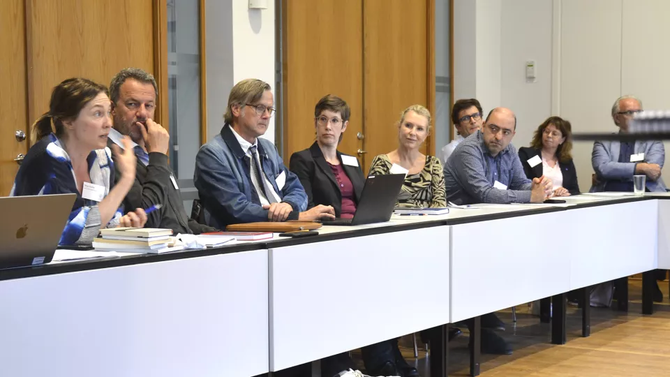 Foto på ett antal personer längs ett långbord som diskuterar aktuella frågor vid Samhällsvetenskapliga fakulteten, Lunds universitet.
