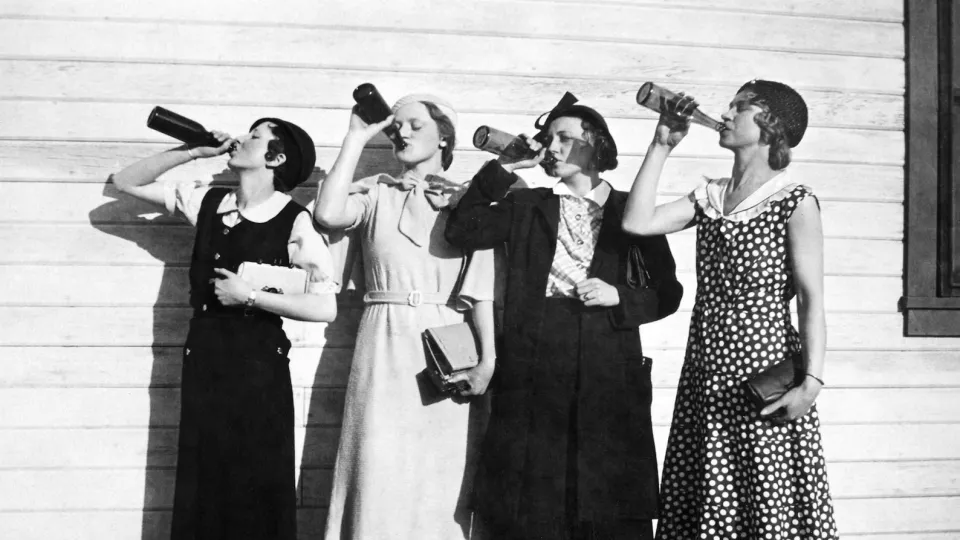 Foto på "flappers", frigjorda kvinnor, 1925. 