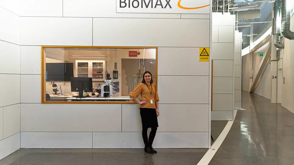 bild på Karin Lindkvist utanför BioMAX-strålröret på MAX IV