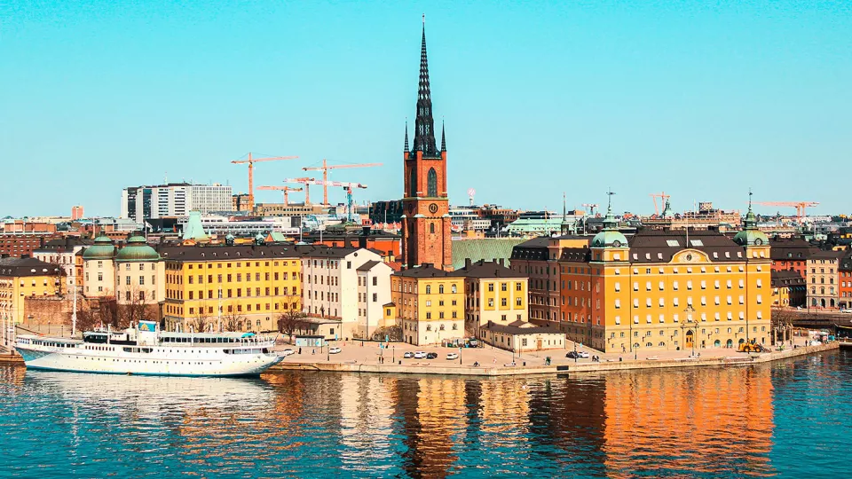 Stockholm, stadssiluett vid vatten och en båt. Foto.