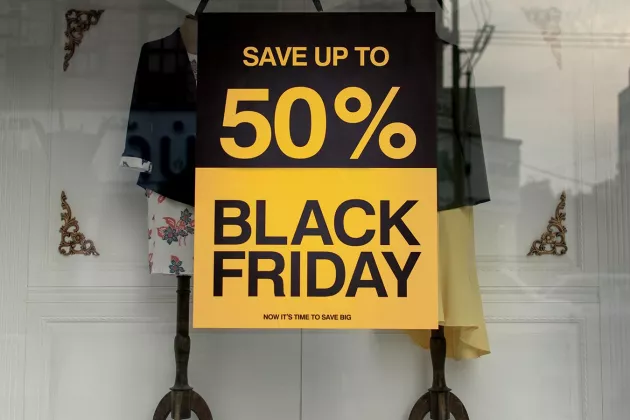 Skyltfönster med reklamtexten: "Save up to 50%. Black Friday."