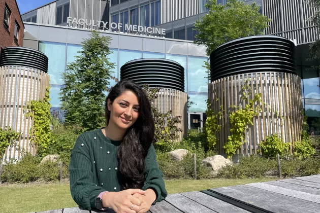 Forskaren Afsaneh Taei framför medicinska fakultetens nya byggnad Forum Medicum, foto. Fotograf: Lill Eriksson