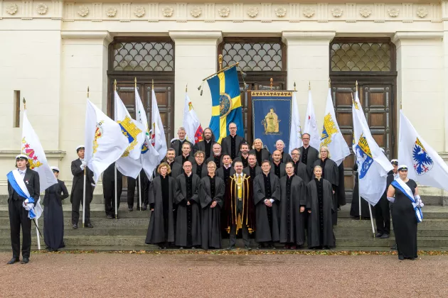 Professorer, rektor och fanborgen på Universitetstrappan.