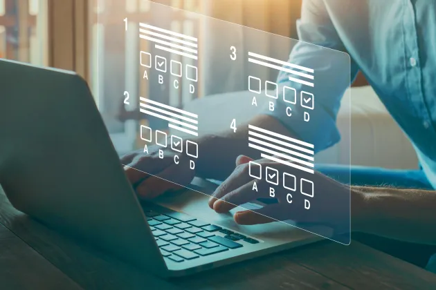 Illustration/fotografi av en person som genomför ett digitalt test. Foto: iStock