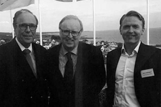 Forskarna och författarna Lars Oxelheim, Alf Alviniusson och Håkan Jankensgård. Svartvitt foto.