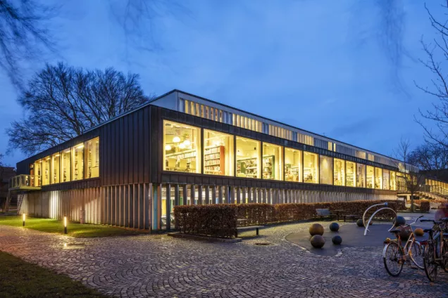 Lunds stadsbibliotek, exteriör på kvällen. Foto.