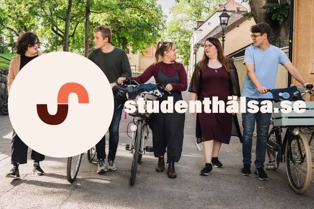 Studenter som promenerar. Studenthälsa.ses logotyp över bilden. Foto.