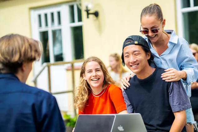 Studenter med laptops utomhus. Foto.