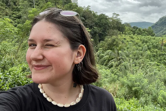 Student i djungelmiljö. Foto.