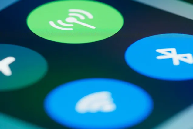 En smartphone-skärm som visar kontrollcenter med ikoner för flygplansläge, Wi-Fi, Bluetooth och mobilnät. Foto.