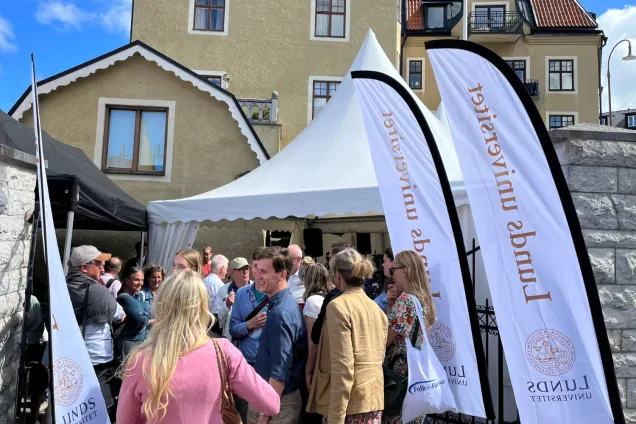 Foto. Folksamling vid Lunds universitets scen i Almedalen.