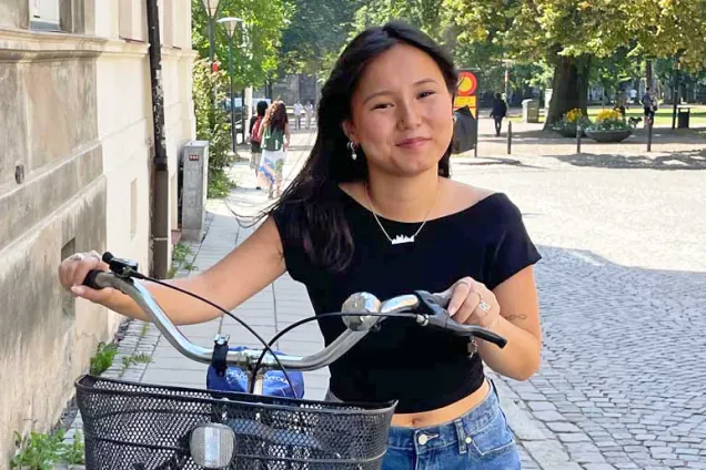 Tjej med cykel. Foto.