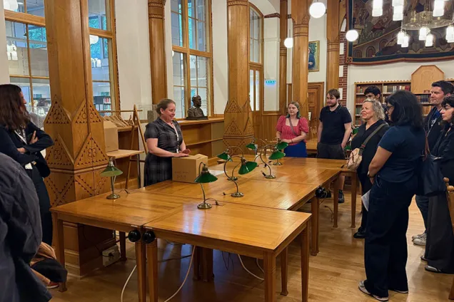 unboxing-event.jpg Bibliotekarie Maria Sjöberg öppnar en låda inför publik på Universitetsbiblioteket.