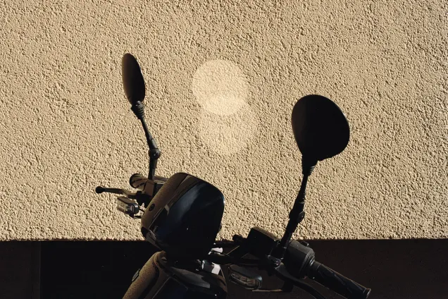 website2.jpg moped mot solig vägg. foto.