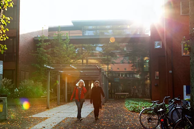 Två personer lämnar SOL-huset, motljus. Foto: Charlotte Carlberg Bärg