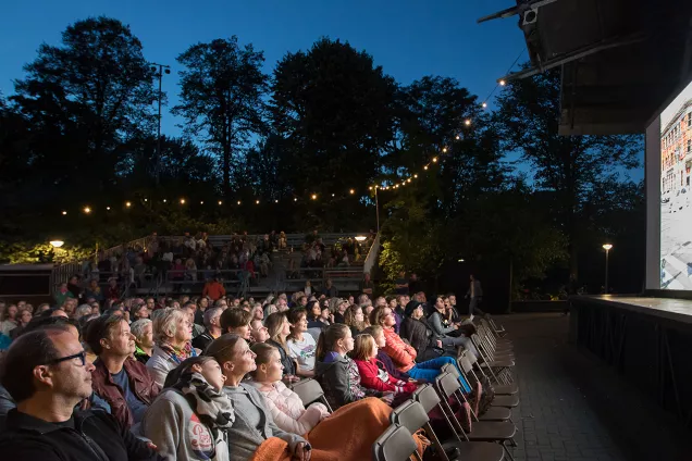 Publik tittar på utomhusbio. Foto: Shutterstock.