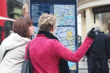 Turister tittar på karta