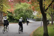 Cyklister bland träd.