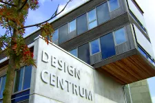 Byggnad där det på en betongmur står skrivet "Designcentrum". Foto