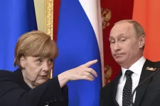 Angela Merkel gestikulerar medan Vladimir Putin tittar på. Foto: Kirill Kudryavtsev/Reuters.
