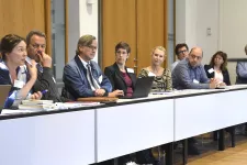 Foto på ett antal personer längs ett långbord som diskuterar aktuella frågor vid Samhällsvetenskapliga fakulteten, Lunds universitet.