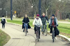 Ett gäng studenter susar fram på sina cyklar längs en cykelväg i Lund.