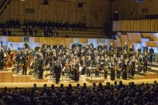 En symfoniorkester på scen. Foto