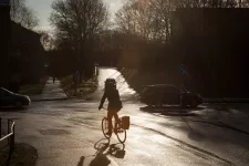 Foto på person som cyklar i stan