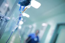 Intravenös dropp med vätska redo att använda, i bakgrunden läkare, fotografi. Foto: iStock/sudok1