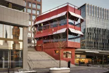 Sergelpaviljongen på Sergels torg i Stockholm. Röd fasad. Urban miljö. 