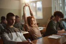 Tonårstjej i klassrum sträcker på sig, fotografi. Foto: iStock