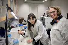 Två kvinnliga kemiforskare i labb.