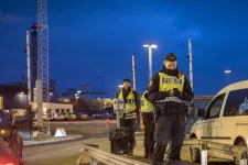 Bild på en polis vid svenska gränsen