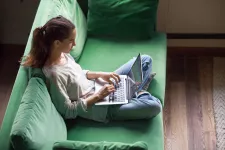 kvinna och dator