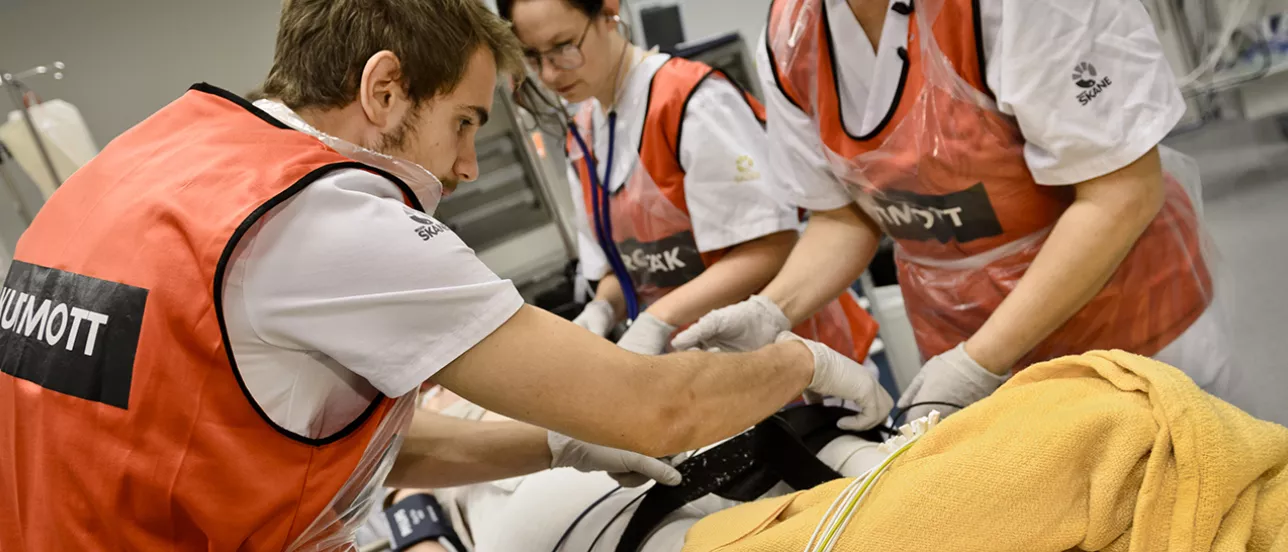 Akutvårdare tar hand om patient. Foto.