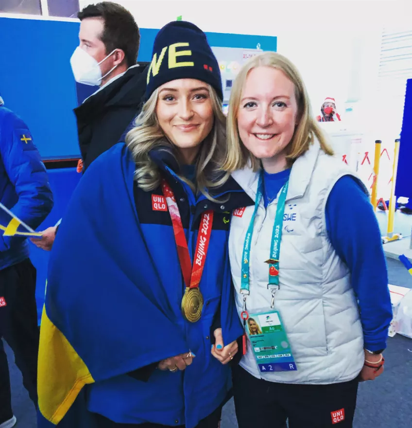 Kristina Fagher tillsammans med den alpina skidåkaren ebba Årsjö som tog en guldmedlaj i superkombination. 
