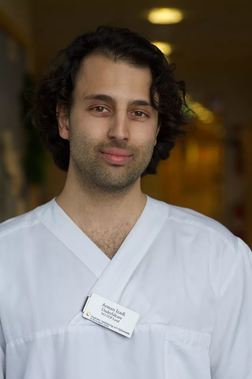 bild på Arman Izadi som är doktorand i Pontus Nordenfelts forskargrupp och läkare vid Skånes universitetssjukhus.