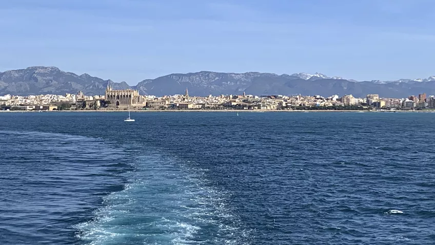Utsikt från båt med land i bakgrunden. Foto.